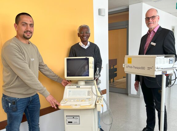 Foto-BU: Abdeladim Zokri, Medizintechniker (l.) im St.-Clemens-Hospital und Ludger Broeckmann, Kaufmännischer Direktor des Gesundheitscampus St.-Clemens Geldern (r.), übergeben Dr. med. Abiodun Ogundare, Vorsitzender des Imole-Lichtstärke e.V. eine Spende von Medizingeräten zur Unterstützung einer nigerianischen Mutter-Kind-Klinik.