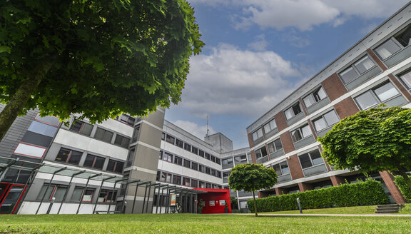 der Eingang und das Gebäude des St. Clemens Hospitals in Geldern von draußen im Weitwinkel bei schönem Wetter